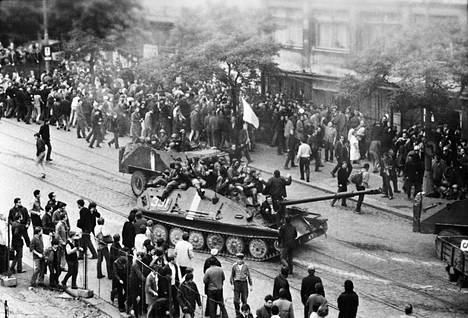 Varsovan liiton tankit vyöryivät Prahaan elokuussa 1968, kun Tšekkoslovakia yritti ottaa etäisyyttä Neuvostoliitosta.