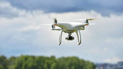Dronejen lennättämiseen tulee ensi kesänä uudet säännöt – Harrastelijakin voi joutua jatkossa teoriakokeeseen
