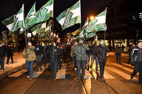Uusnatsijärjestö Pohjoismaisen vastarintaliikkeen edustajat marssivat lippujensa kanssa Helsingissä itsenäisyyspäivänä 2017.