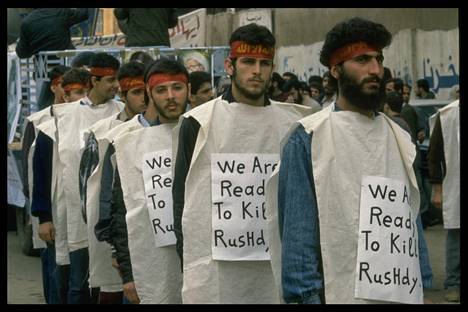 ”Olemme valmiita tappamaan Rushdien”, mielenosoittajat julistivat Libanonin pääkaupungissa Beirutissa helmikuussa 1989.