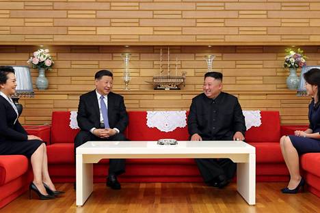 Pohjois-Korean johtaja Kim Jong-un ja hänen vaimonsa Ri Sol Ju (vas.) tapasivat Kiinan presidentin Xi Jinpingin ja tämän vaimon Peng Liyuanin (oik.) Pyongyangissa torstaina.