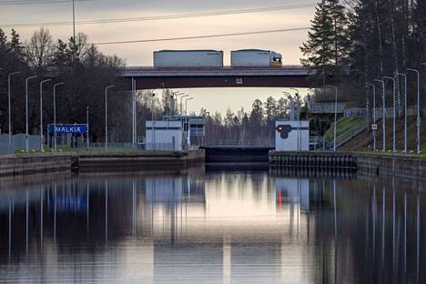  Lappeenrannassa sijaitseva Mälkiän sulku on Saimaan kanavan korkein. Sen korkeus on yli 12 metriä.
