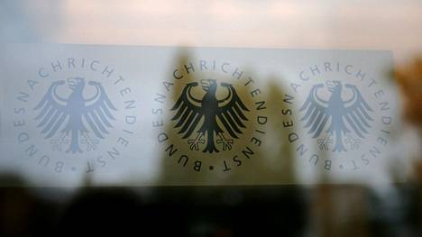 Saksan ulkomaan tiedustelupalvelun (BND) kyltti päämajan pääsisäänkäynnillä Berliinissä, Saksassa.