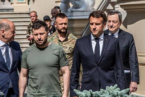 Ranskan presidentti Emmanuel Macron (oikealla edessä), Saksan liittokansleri Olaf Scholz (vas.) ja Italian pääministeri Mario Draghi (taaempana oikealla) vierailivat torstaina Ukrainassa tapaamassa presidentti Volodymyr Zelenskyiä (toinen vasemmalta) ja keskustelemassa EU-jäsenyydestä.