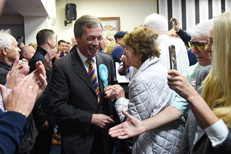 Brexit-puolueen johtaja Nigel Farage kampanjoi eurovaaleissa Pontefractissa 13. toukokuuta.
