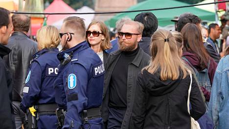 Poliisi partioi sunnuntai-iltana Ravintolapäivän tapahtumassa Helsingin Esplanadilla.