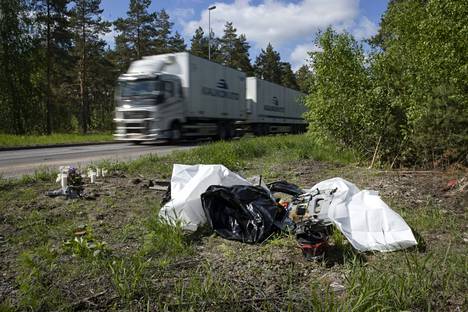 Romua ja muistokynttilöitä onnettomuuspaikalla Aerotiellä lähellä Turun lentokenttää koulujen päättäjäisviikonloppuna.