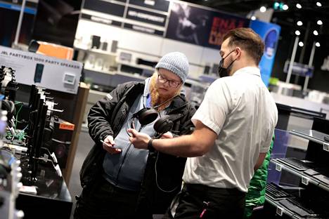 Porin Power-myymälän myymäläpäällikkö Mika Kuusimäki auttaa Julius Juntusta puhelin- ja headset-asioissa.