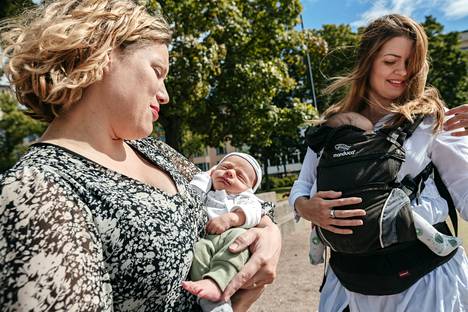 Helsinkiläiset Anna Nordberg (vas.)  ja Mari Pasula synnyttivät kesällä. 