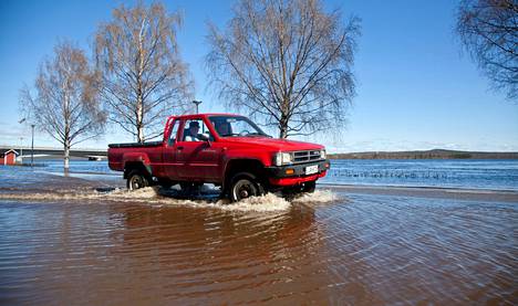 Rovaniemen keskustassa ajettiin tulvan valtaamalla tiellä maanantaina.