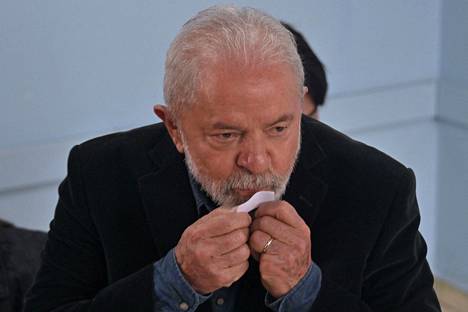 Lula suuteli äänestyslippuaan São Paulossa sunnuntaina.