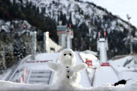 Yksinäinen lumiukko on tänäkin vuonna ainoa katsoja Keski-Euroopan mäkiviikolla Saksan Oberstdorfissa, kun koventuneet koronarajoitukset pitävät katsomot tyhjänä. Kuva viime vuodelta.