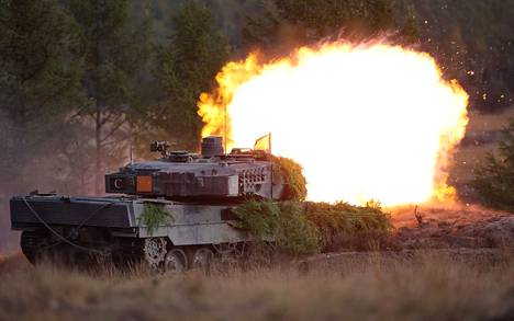 Saksan asevoimien Leopard-panssarivaunu ampui viime lokakuussa Pohjois-Saksassa järjestetyssä harjoituksessa.