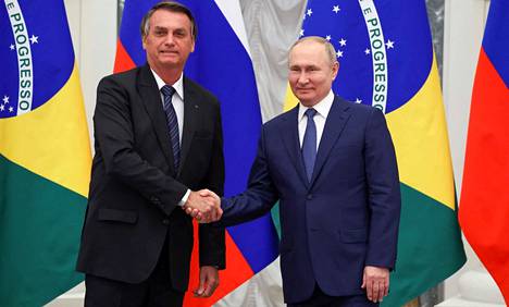 Brasilian presidentti Jair Bolsonaro ja Venäjän presidentti Vladimir Putin kättelivät Moskovassa keskiviikkona.