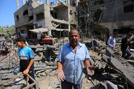 Palestiinalaisasukkaat tutkivat kotiensa raunioita lauantaina Beit Hanounissa Gazan pohjoisrajalla Israelin suurpommitusten jälkeen.