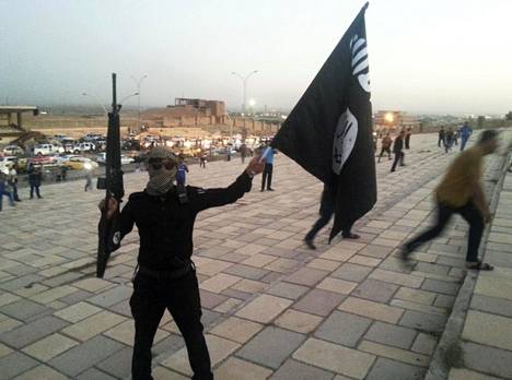 Jihidistijärjestö Isisin taistelija heilutti Isisin lippua Mosulissa kesäkuussa 2014.
