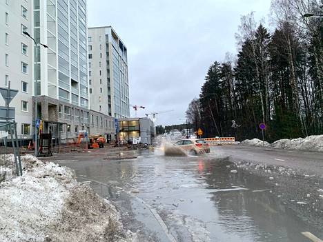 Finnoon metroaseman ohi kulkeva Meritie on suljettu tulvan takia. Bussi 111 kiertää Syväsalmenkadun kautta, mutta myös Syväsalmenkadun ja Meritien risteyksessä on runsaasti vettä. 