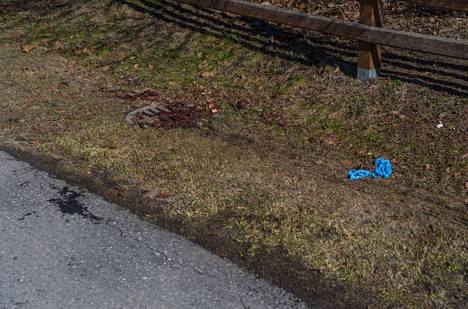 Kuvassa kadulta löytyneitä verijälkiä, noin 50 metrin päässä surmapaikalta.