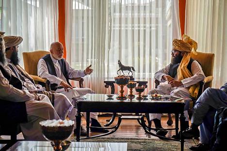 Terroristiverkoston johtoon kuuluva Anas Haqqani (oik.) neuvotteli keskiviikkona Afganistanin entisen presidentin Hamid Karzain kanssa.