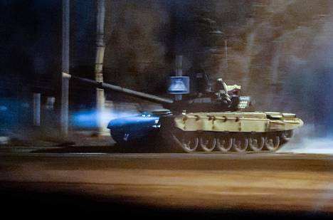Panssarivaunu ajoi separatistien hallinnassa olevassa Donetskin kaupungissa Itä-Ukrainassa tiistain vastaisena yönä.