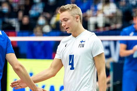 Venäjälle jäänyt ja kautensa mestarina päättänyt maajoukkueen libero Lauri Kerminen (valkoisessa paidassa) puuttuu Suomen riveistä tämän viikon Viro-otteluissa.