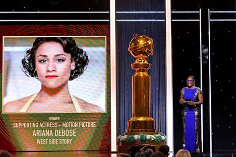 Hyväntekeväisyysjärjestön edustaja jakoi parhaan naissivuosan palkinnon West Side Story -elokuvan näyttelijälle Ariana DeBoselle Golden Globe -gaalassa. Elokuva sai kaikkiaan kolme palkintoa ja oli illan suurimpia menestyjiä The Power of the Dog -elokuvan ohella. 