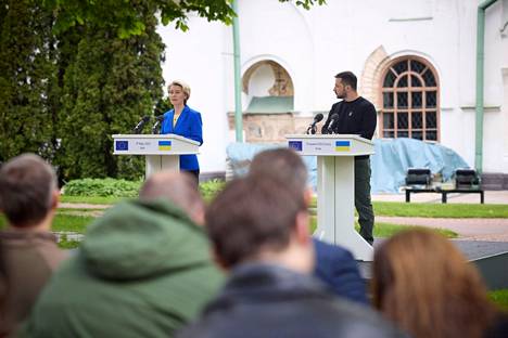 EU-komission johtaja Ursula von der Leyen vieraili Kiovassa presidentti Volodymyr Zelenskyin vieraana Eurooppa-päivänä 9. toukokuuta. Vuosi sitten samana päivänä Kiovassa vieraili Eurooppa-neuvoston puheenjohtaja Charles Michel.