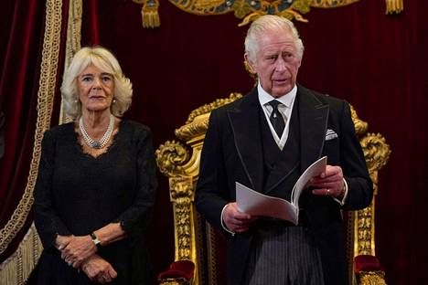 Kuningas Charles III ja kuningatarpuoliso Camilla hallitsijaksijulistamistilaisuudessa Lontoossa lauantaina.