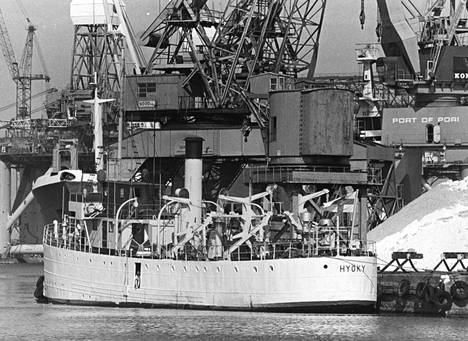 The attack was photographed in the port of Mäntyluoto in Pori in 1983.