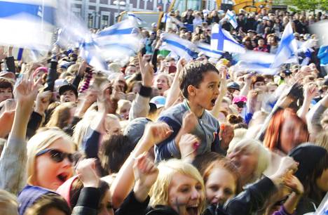 Torilla tavataan! Yleisöä juhlimassa Suomen jääkiekon MM-kultaa keväällä 2011.