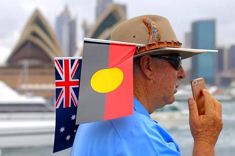 Lauttamatkustaja oli asetellut hattuunsa aboriginaalien ja Australian liput Sydneyn oopperatalon edustalla Australian kansallispäivänä viime vuoden tammikuussa.