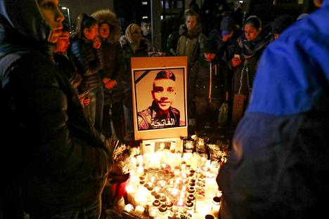 Sadat ihmiset kokoontuivat kunnioittamaan ammutun Ahmed Obaidin muistoa perjantai-iltana Rosengårdissa Malmössä.