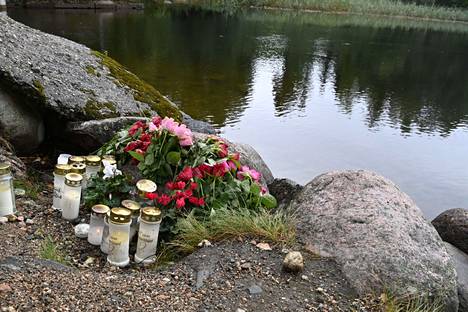 Kukkia ja kynttilöitä Salonsaaren sillan kupeessa Asikkalassa 22. elokuuta. 