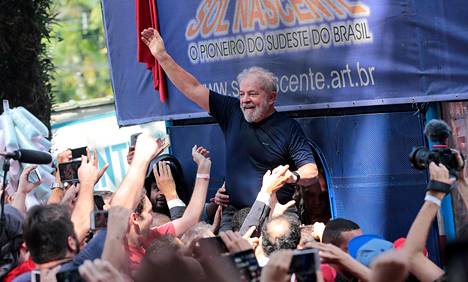 Kannattajat kantoivat Lulaa 7. huhtikuuta, jolloin hän antautui viranomaisille ja aloitti vankilatuomionsa.