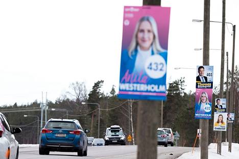 Vaalit näkyvät Uudellamaalla. Mainokset reunustavat Hangontietä