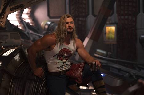 Chris Hemsworth pääsee Thorin roolissa pullistelemaan mittavia huumorilihaksiaan.