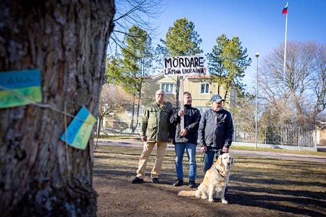 Kaveh Bahar (vas.), Mosse Wallén ja Kurre Åkerholm Mimmi-koiransa kanssa kävivät maanantaina Maarianhaminassa osoittamassa mieltään Venäjän konsulaatin edessä.
