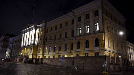 Suurin osa valtiovarainministeriön tiloista on valtioneuvoston linnassa. Kuva perjantai-illalta 15. lokakuuta 2021, jolloin valot paloivat pääministeri Sanna Marinin (sd) työhuoneessa.