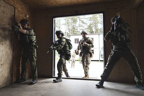 Suomalaisten ja yhdysvaltalaisten sotilaiden yhteistyö tuntuu sujuvan vaivatta. 