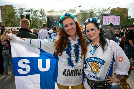 “We went to the market yesterday and now we are tired but happy.  The celebrations in Hakametsä mean an indescribable amount, ”admitted Virve Kiuru (left) and Sini Syrjäläinen.