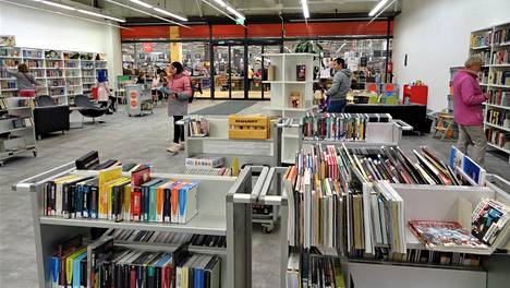 HS Vantaa: Vantaan ensimmäinen kauppakeskuksessa toimiva kirjasto avattiin Koivukylässä