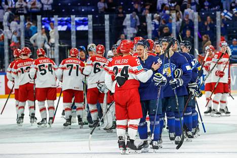 Suomen ja Tanskan alkulohkopelit päättyivät kättelyihin. Edessä Suomen Harri Pesonen ja Tanskan NHL-tähti Nikolaj Ehlers.