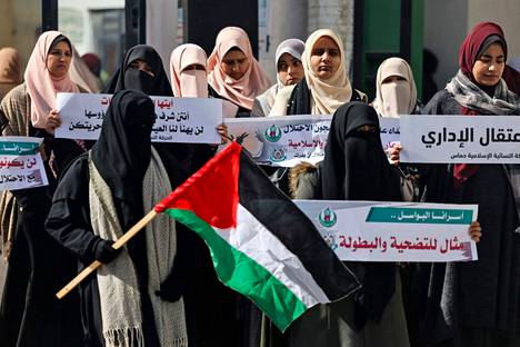 Hamas-järjestöä tukevat naiset osoittivat mieltään Israelin vangitsemien palestiinalaisten puolesta Gazassa 1. helmikuuta.