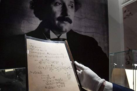 Albert Einsteinin kirjoittamat muistiinpanot suhteellisuusteoriasta myytiin huutokaupassa Pariisissa. 