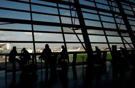 Noam Huppert ei ole pystynyt poistumaan Israelista sitten vuoden 2013. Matkustajia Ben Gurionin kansainvälisellä lentokentällä.