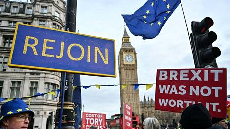 Brexitin vastaisia mielenosoittajia Britannian parlamenttitalon läheisyydessä tammikuussa 2024. Britannian EU-ero tuli voimaan tammikuun lopussa 2020.