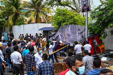 Mielenosoittajia Sri Lankan pääministerin Mahinda Rajapaksan virka-asunnolla Colombossa maanantaina.