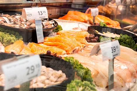 Ruoka on kallistunut tänä vuonna Suomessa poikkeuksellisen nopeasti. Tuore kala on yksi eniten kallistuneista tuotteista.