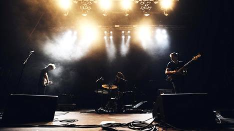 Minnesotalainen Low-yhtye esiintyi torstaina Sideways-festivaalin Black Box -lavalla, joka sijaitsee Helsingin vanhassa jäähallissa.