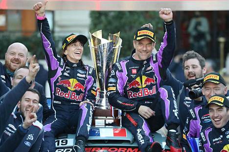 Sébastien Loeb (R) juhli kartanlukijansa Isabelle Galmichen ja Fordin talliväen kanssa Monte Carlon MM-rallin voittoa sunnuntaina Monacossa. 